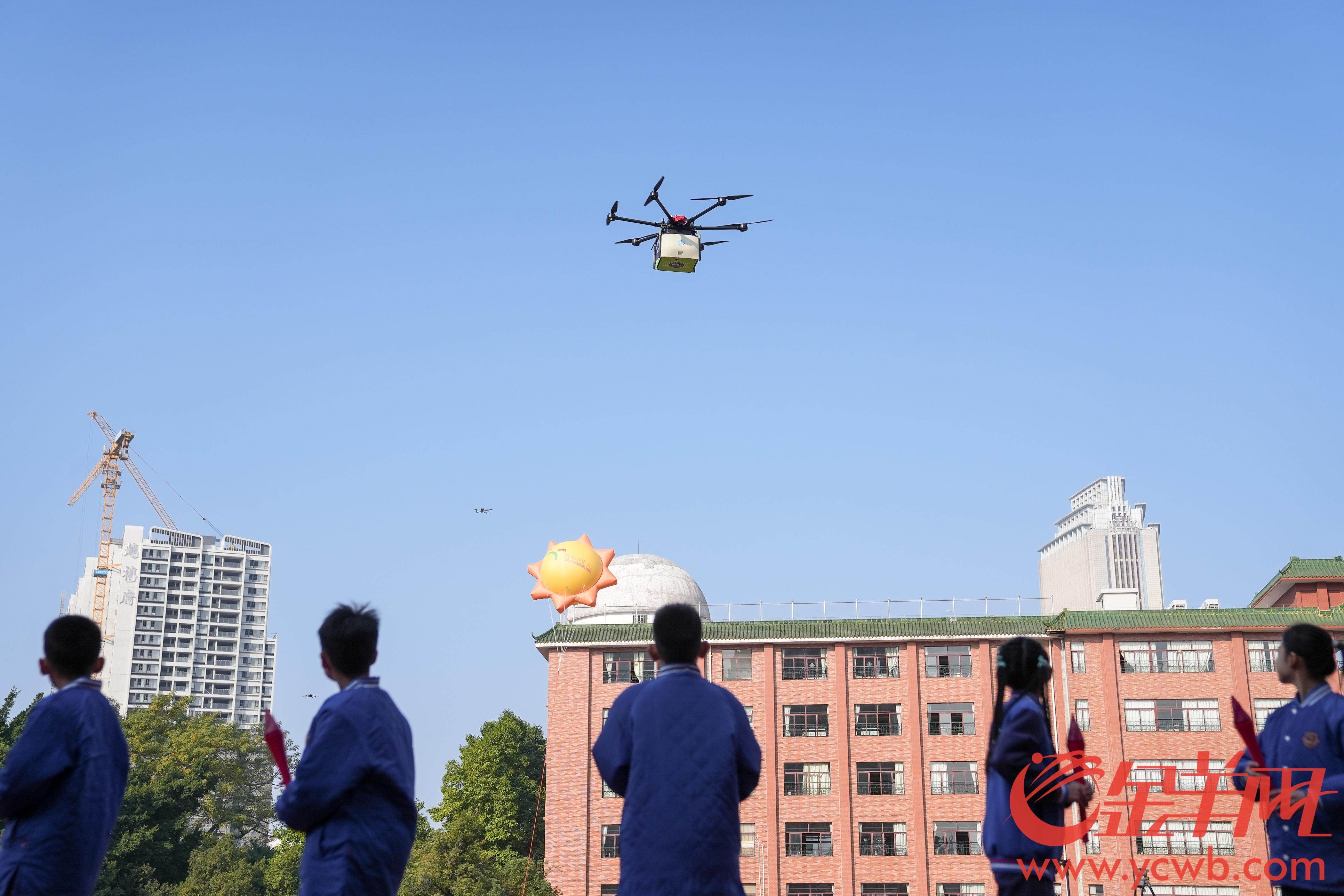 视频｜与“亚洲飞人”共传火炬小北路小学趣味体育节点燃“十五运”激情(图2)