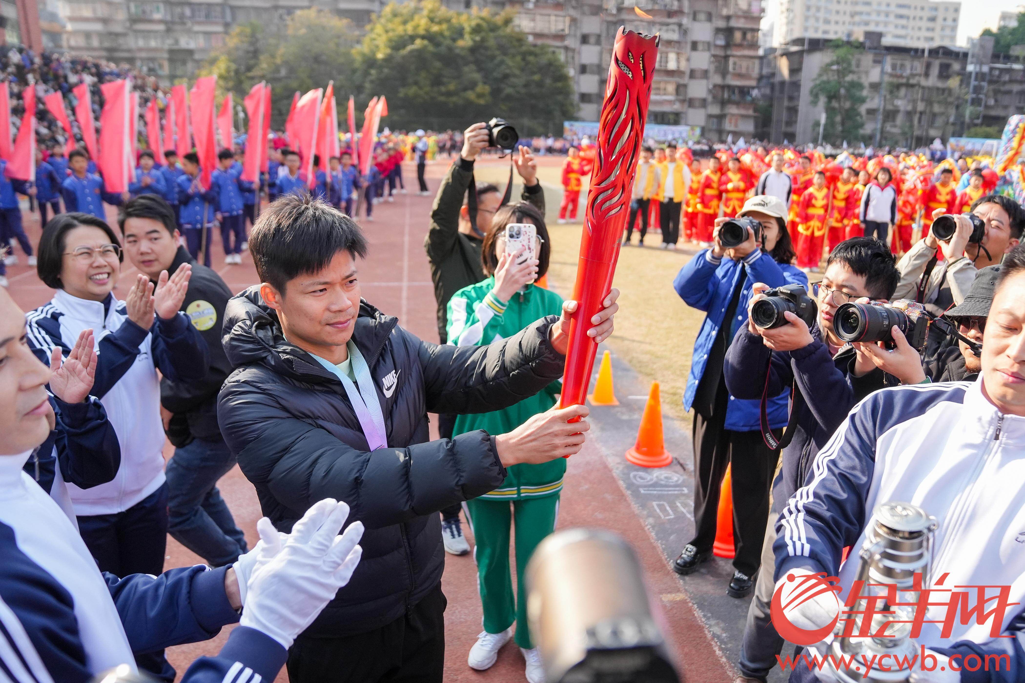 视频｜与“亚洲飞人”共传火炬小北路小学趣味体育节点燃“十五运”激情(图3)