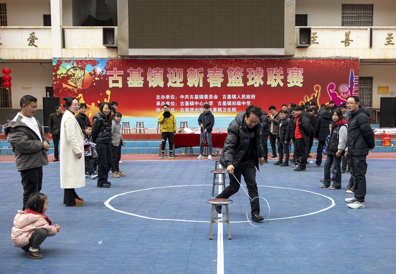 九游体育：新春走基层 赫章：篮球民俗闹新春 欢欢喜喜过大年(图4)