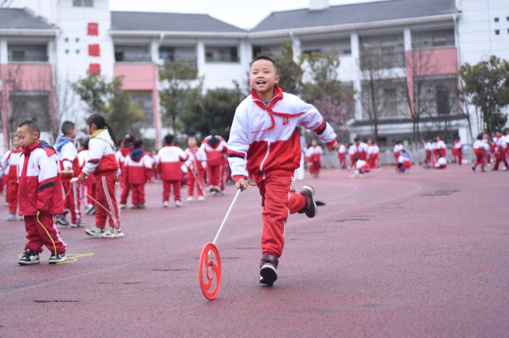“让孩子们动起来、玩起来、笑”——代表委员热议青少年运动锻炼(图1)
