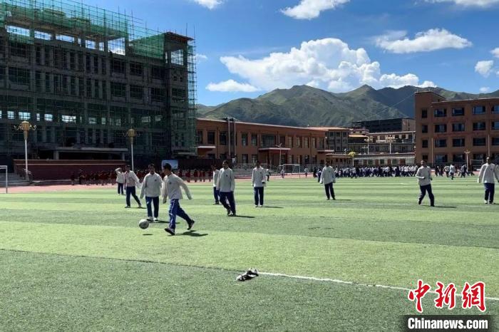 见闻：师生缘团结情——看青藏高原学校如何培土育苗？(图2)