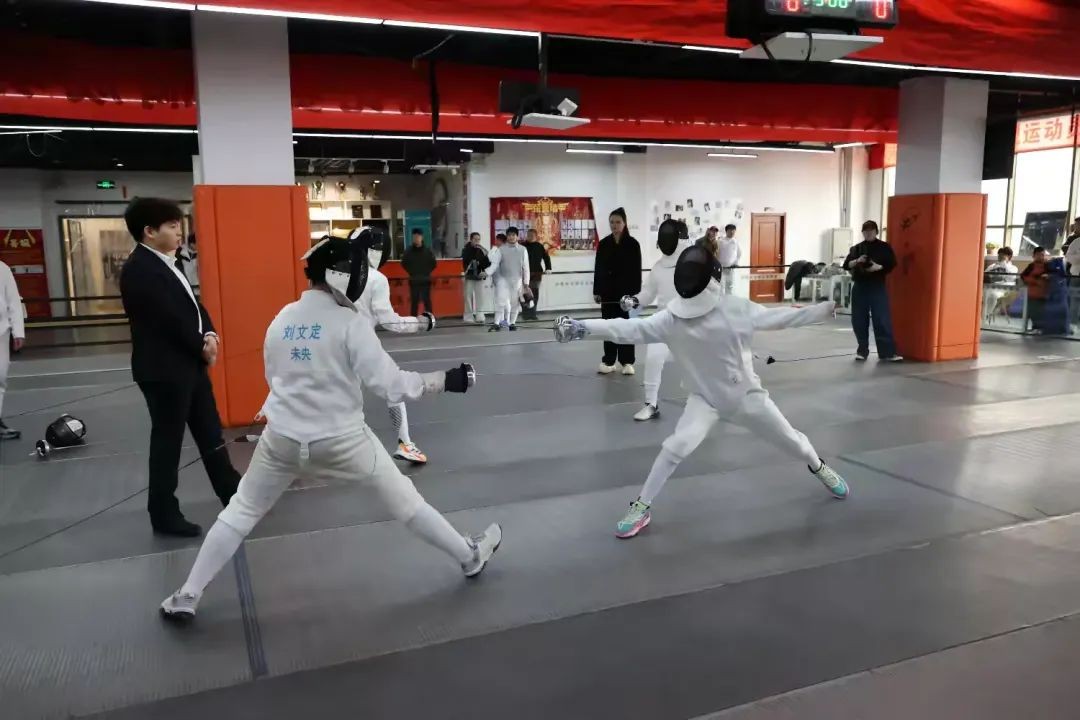 九游体育：西航二中教育集团汉都新苑中学击剑队载誉归来(图2)