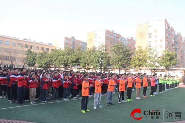 九游体育：绿茵场上展风采 校园足球绽活力——驻马店市第一小学首届“校长杯”足球联谊赛(图1)