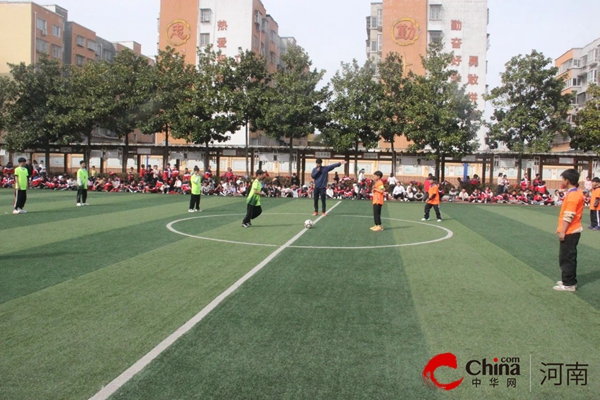九游体育：绿茵场上展风采 校园足球绽活力——驻马店市第一小学首届“校长杯”足球联谊赛(图2)