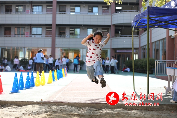 九游官网入口：幸福教育向阳奔跑 五育融合逐梦未来——安康市第一小学春季运动会侧记 - 安康新闻网(图2)