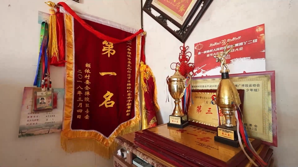九游官网入口：云南石林有位“阿诗玛”摔跤大力士_新华网(图1)