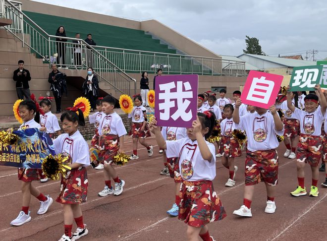 利津县盐窝镇中心小学：追风少年展锋芒 活力五月趣运动(图1)