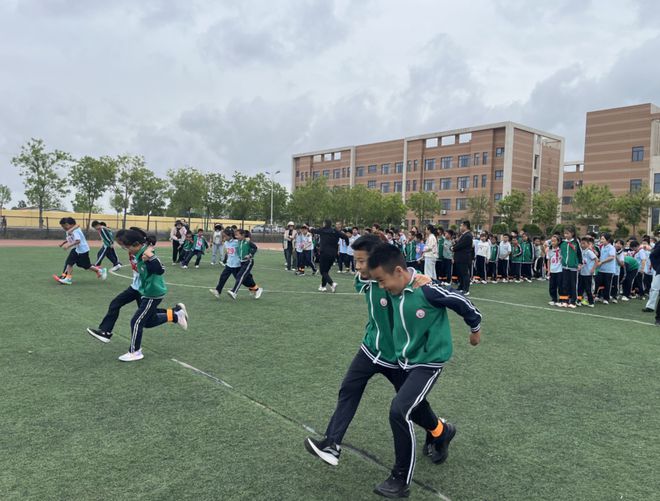 利津县盐窝镇中心小学：追风少年展锋芒 活力五月趣运动(图2)