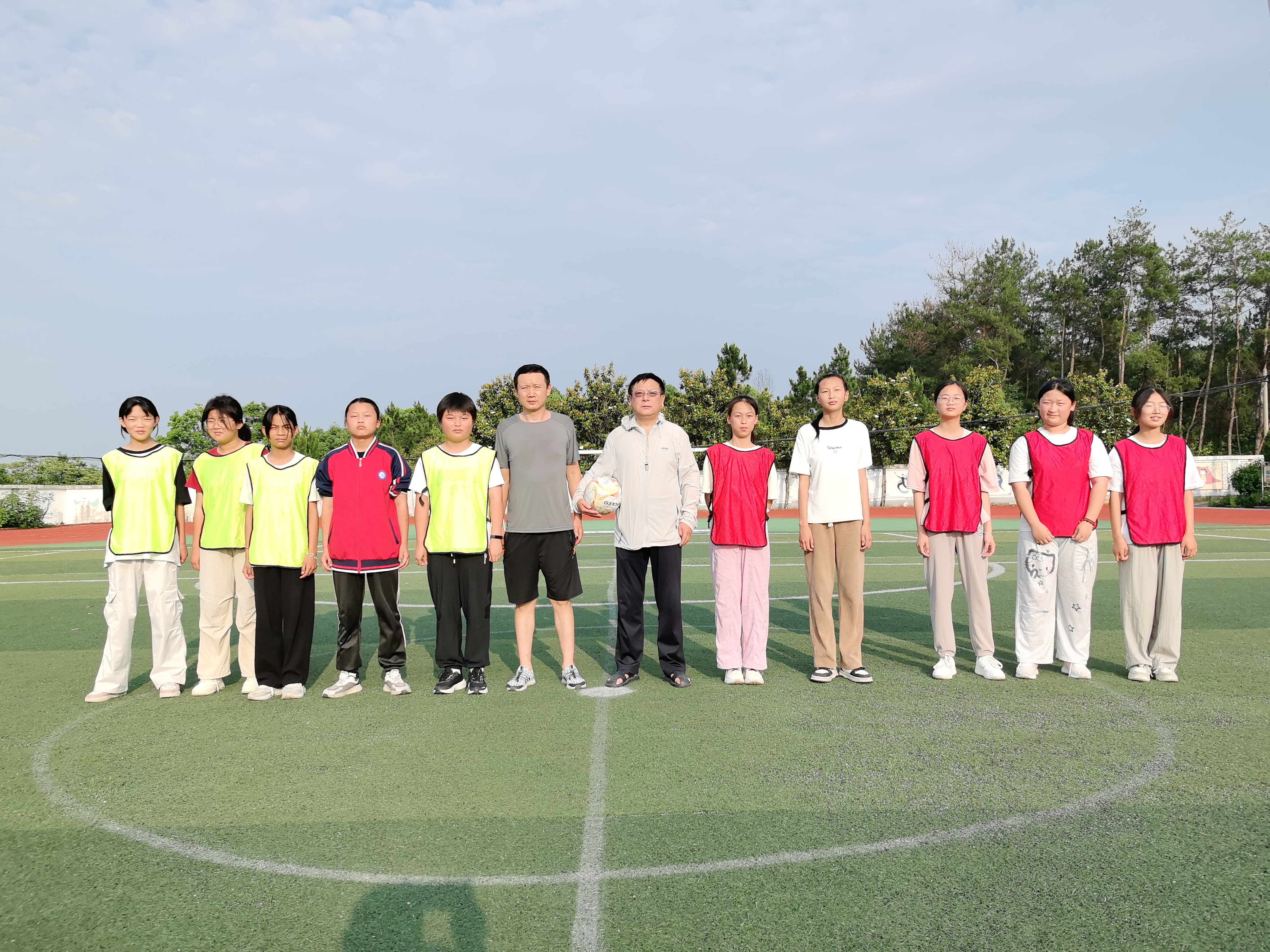 怀宁县小市初中2025年夏季校园足球联赛圆满落幕(图1)