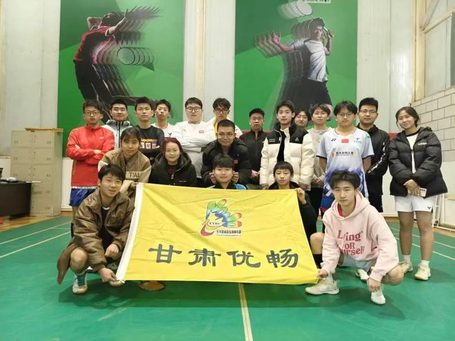 九游体育：《武威娃娃学球记：一拍一球打出个未来》——羽毛球国家一级裁判员的凉州体育梦！(图2)