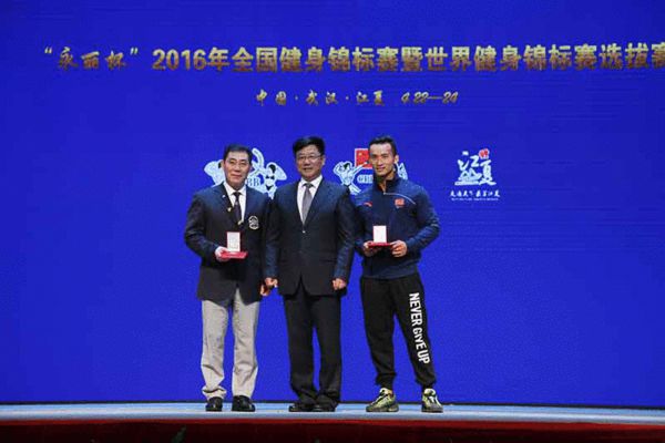 “一上墙就心静了”当代年轻人迷上攀岩王石、周鸿祎也投资开岩馆(图1)