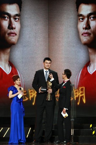 九游app：努力与幸运并存！浦东女购彩者领走3注大乐透一等奖(图1)