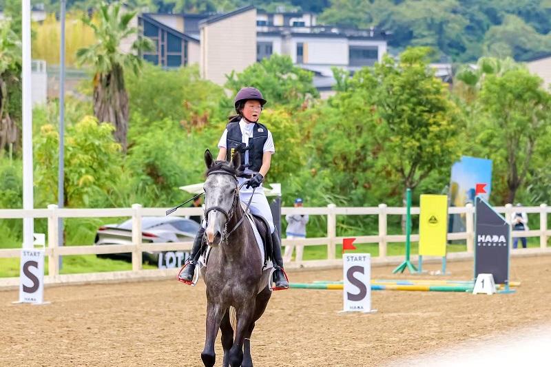 九游官网入口：2025第三届海峡两岸（福建）青少年马术邀请赛在福州举办 20支队伍“以马会友”(图1)