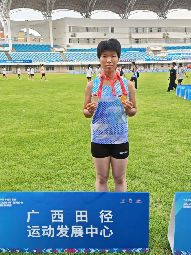 九游体育：黄心薇百米夺冠领衔钦州青少年田径代表队狂揽12个奖项！(图2)