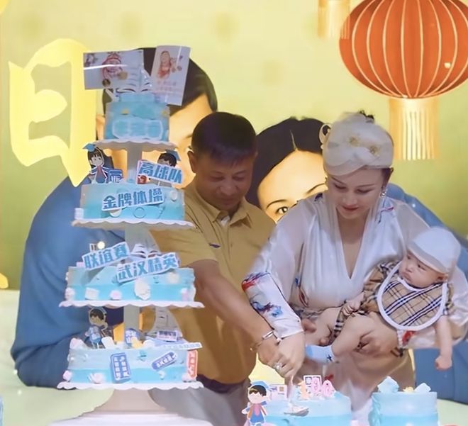 九游app：李大双携4个月儿子过六一！趴遗像前拜祭长辈穿校服配红领巾(图4)