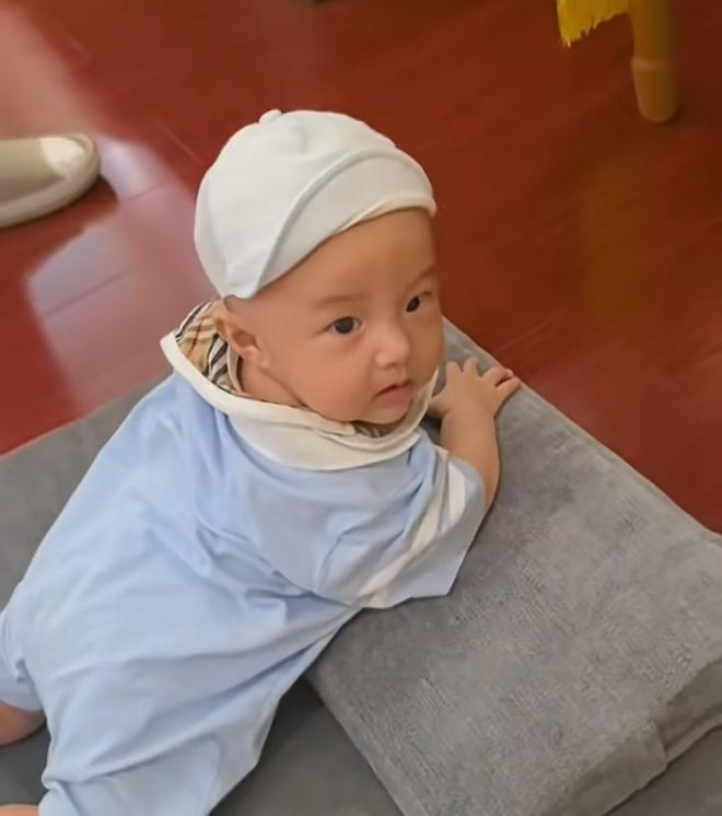 九游app：李大双携4个月儿子过六一！趴遗像前拜祭长辈穿校服配红领巾(图7)