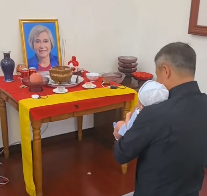 九游app：李大双携4个月儿子过六一！趴遗像前拜祭长辈穿校服配红领巾(图8)