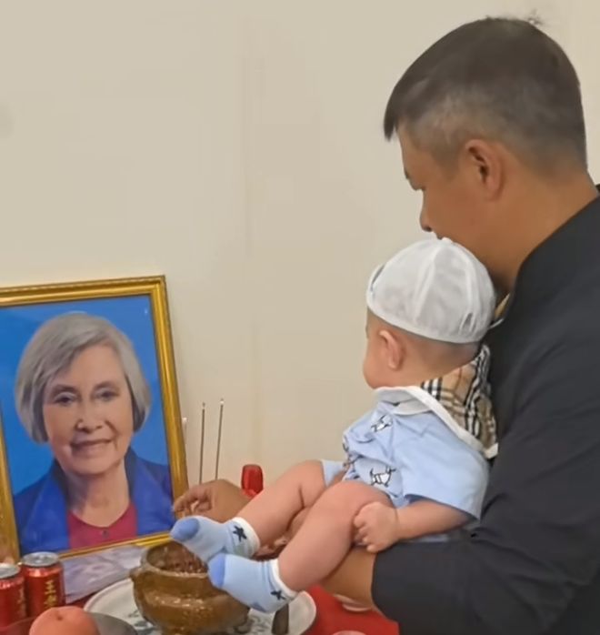 九游app：李大双携4个月儿子过六一！趴遗像前拜祭长辈穿校服配红领巾(图10)