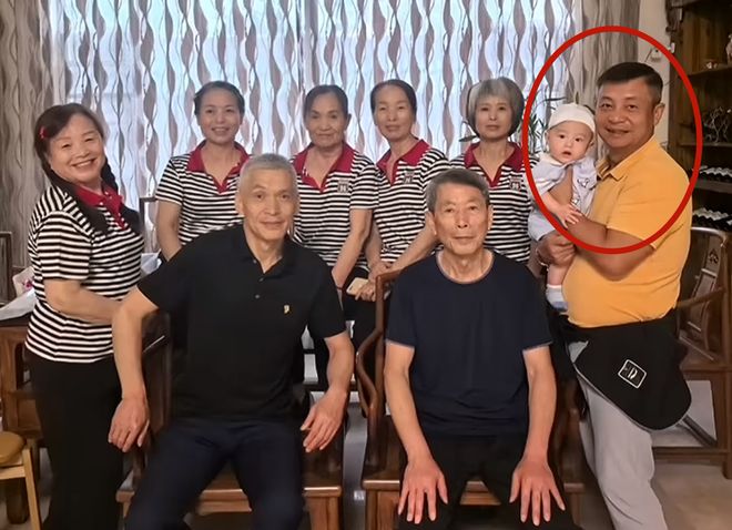 九游app：李大双携4个月儿子过六一！趴遗像前拜祭长辈穿校服配红领巾(图9)