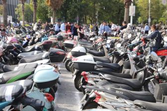 线上线下随意售 “整蛊彩票”是娱乐道具还是非法陷阱？(图2)